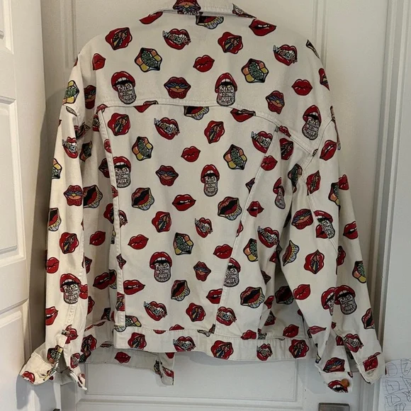 Wrangler White Denim Jacket with Colorful Graphic Design - Picture 3 of 3
